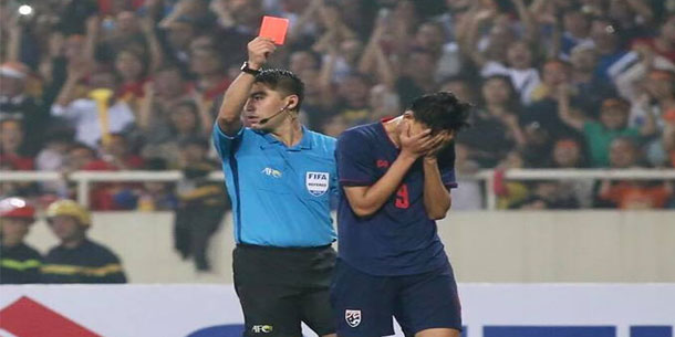 Supachai Jaided đấm vào mặt Đình Trọng, người hâm mộ Thái Lan gửi lời xin lỗi