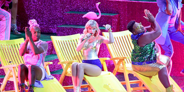 10 năm vẫn chưa quên 1 mối thù: Taylor Swift đá đểu Kanye West trên thảm đỏ VMAs 2019