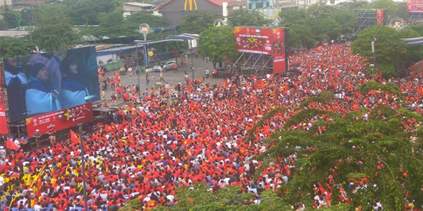 5 màn hình lớn ở phố Nguyễn Huệ trực tiếp trận Việt Nam - UAE