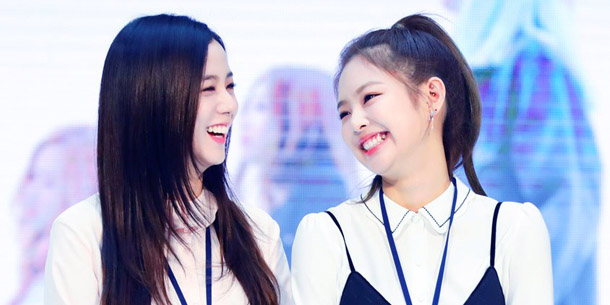 Jennie tặng nhẫn vàng cho Jisoo nhân dịp sinh nhật, công khai tình cảm mặn nồng