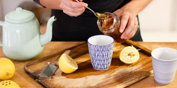 Nước mật ong thức uống làm đẹp, giảm cân mỗi sáng nhưng 5 nhóm người không nên dùng kẻo gặp tác dụng phụ.