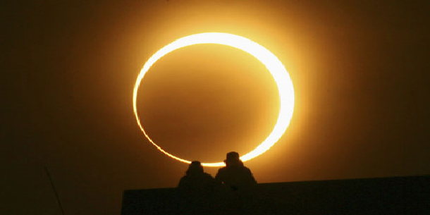 Hiện tượng hiếm gặp: Nhật Thực và Trăng Non xảy ra trùng nhau vào ngày đầu tiên của tháng 5 